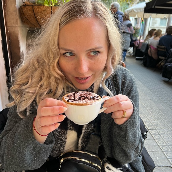 Meet your Posher, Amanda - Picture 2 of 3